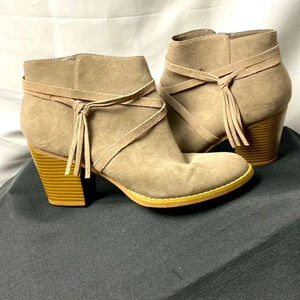 EXPRESS WO SIZE 9 TAN ANKLE BOOT 3”HEEL INSIDE ZIPPER CRISS CROSS RIBBON…